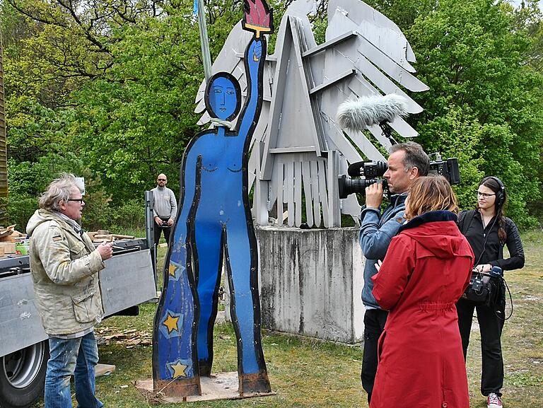 Einer der ersten Drehorte war der ehemalige Grenzübergang Eußenhausen-Henneberg. Hier trafen Steffi Peltzer-Büssow und ihr Kameramann Falk Fleischer auf den Aktionskünstler Jimmy Fell und seine Europastatue.