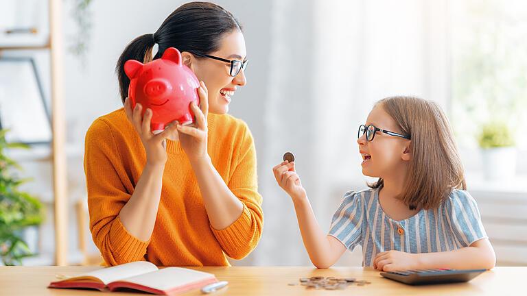 women calculating family budget       -  Sparen soll von klein auf gelernt sein. Um Kinder und Jugendliche für den Umgang mit Geld zu sensibilisieren, führten die Sparkassen den Weltspartag ein.