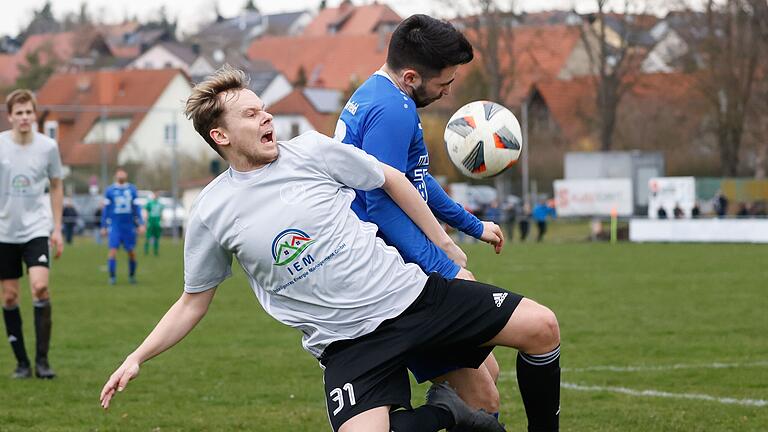 Früher Würzburger Kickers, heute (SG) SV Oberpleichfeld/DJK Dipbach: Nico Eichelbrönner (links) im Duell mit Alexander Schreck vom TSV Kleinrinderfeld.