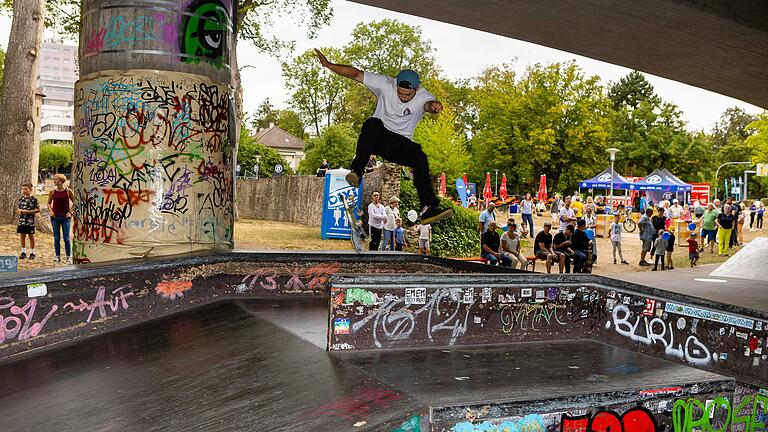 Der Skatepark in Schweinfurt ist dank der Brückenüberdachung auch an regnerischen Tagen nutzbar.