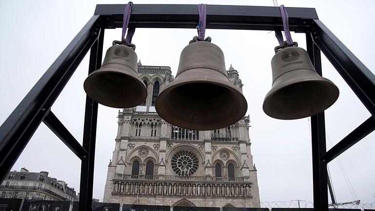 Olympia-Glocke in Pariser Notre-Dame aufgehängt       -  Als materielles Erbe der Olympischen Spiele wird die während der Wettkämpfe im Stadion stehende Glocke in Notre-Dame aufgehängt.