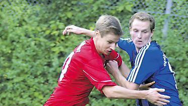 Sich wehren mit Händen und Füßen: Darauf wird es hinauslaufen für den TSV Aubstadt (links David Bauer), wenn am Samstag der SV Viktoria Aschaffenburg zu Gast ist.