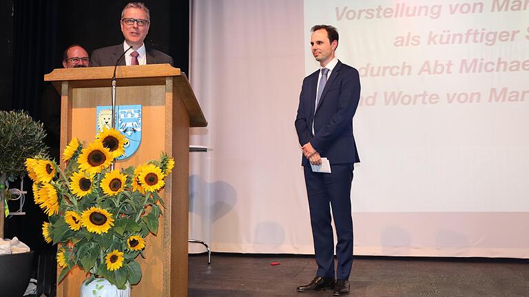 Als neuen Schulleiter am Egbert-Gymnasium führt Direktor Peter Nothaft vom Katholischen Schulwerk (links) Markus Binzenhöfer ein. Als neuen Schulleiter am Egbert-Gymnasium führt Direktor Peter Nothaft vom Katholischen Schulwerk (links) Markus Binzenhöfer ein.