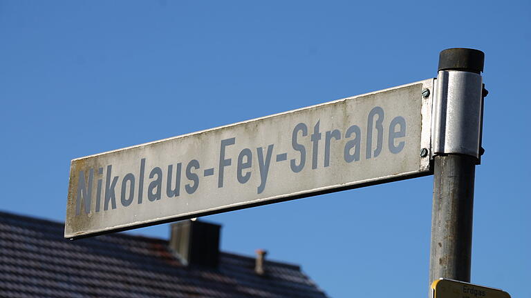 Straßenschild der Nikolaus-Fey-Straße in Karlstadt.