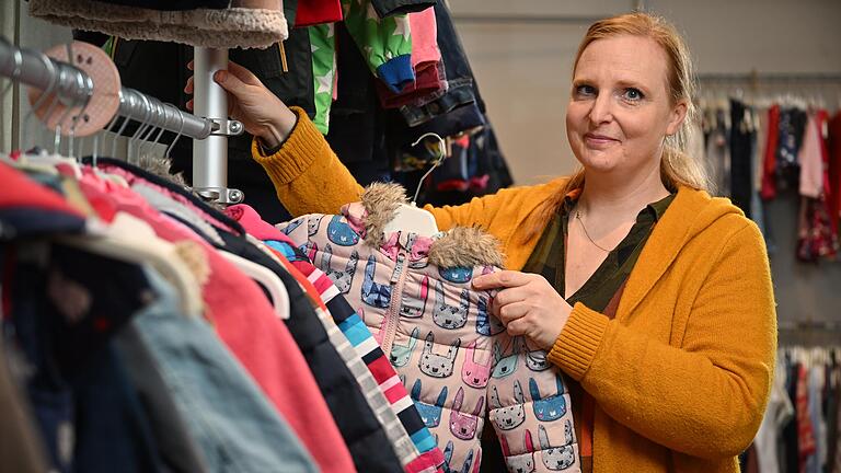 Im Second Hand Geschäft Marienkäfer bietet Inhaberin Karin Schubert Kinderbekleidung in den Größen 50 bis 146.