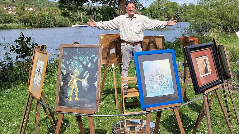 Der Veitshöchheimer José F. Sanchez präsentierte bei der Promenadenmischung am Mainufer einige seiner Werke. Die Anordnung mit einem Schlauch um die Bilder und einem das Sonnenlicht reflektierenden runden Spiegel am Boden nannte der Künstler 'Solar Circle Collection', die erste solarbetriebene Ausstellung in Veitshöchheim.