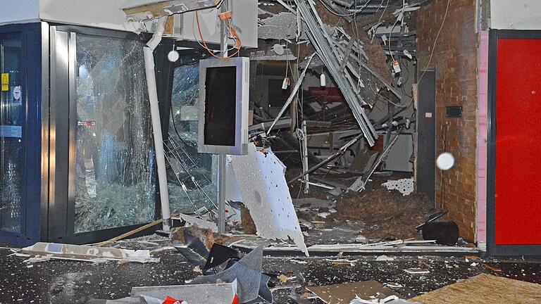 Ein Bild der Verwüstung zeigte sich nach dem Sprengen der beiden Geldautomaten in der Sparkasse Bad Königshofen. Ein Bild der Verwüstung zeigte sich nach dem Sprengen der beiden Geldautomaten in der Sparkasse Bad Königshofen.