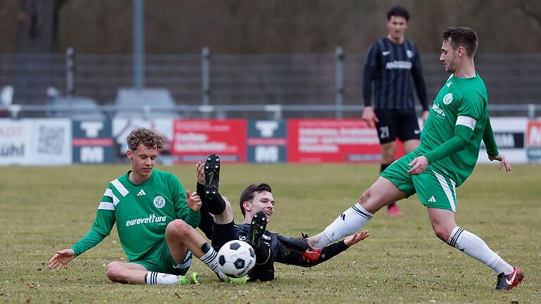 Auf dem Hosenboden gelandet ist in dieser Szene Paul Karle (Mitte) vom TSV Karlburg nach dem Zweikampf mit Maximilian Berg (links) und Mario Baldauf vom SV Fortuna Regensburg. Seine Mannschaft verlor das erste Bayernliga-Spiel nach der Winterpause mit 0:2.