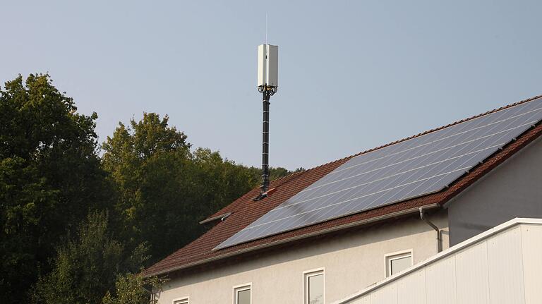 5G in Nüdlingen: Mobilfunkmast der Telekom auf einem Firmengebäude Am Pfaffenpfad. 5G in Nüdlingen: Mobilfunkmast der Telekom auf einem Firmengebäude Am Pfaffenpfad.