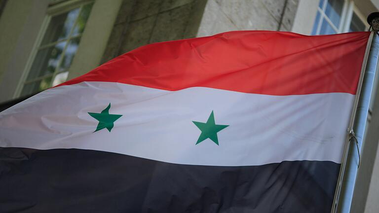 Syrische Flagge.jpeg       -  Luftangriffe in Syrien: Mindestens 42 Menschen sind getötet worden.