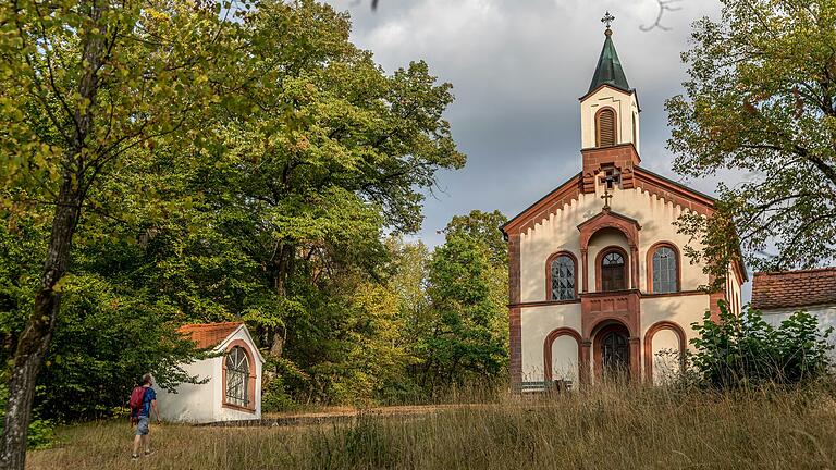 1840 wurde der Stationenweg an der Kreuzbergkapelle mit Kastanien und Linden bepflanzt, die dort zum Teil noch immer stehen. 1840 wurde der Stationenweg an der Kreuzbergkapelle mit Kastanien und Linden bepflanzt, die dort zum Teil noch immer stehen.