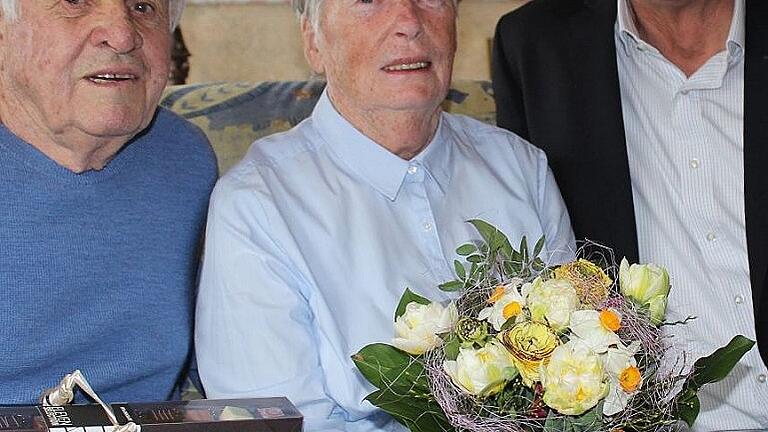 Auf die Diamantene Hochzeit von Georg und Hannelore Held stößt Oberbürgermeister Siegfried Müller gerne an.