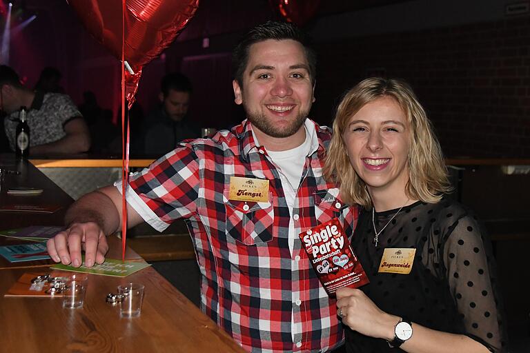 Stets gut gelaunt: Das Thekenpersonal an der Schnapsbar Stets gut gelaunt: Das Thekenpersonal an der Schnapsbar