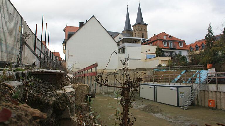 Im Zuge der Bauarbeiten für den geplanten Hotelbau 'Wilder Mann' wurde unter anderem ein öffentlicher Gehweg (links im Bild) zerstört. Darüber streiten die Bauherrin und die Stadt Gerolzhofen vor Gericht. Im Zuge der Bauarbeiten für den geplanten Hotelbau 'Wilder Mann' wurde unter anderem ein öffentlicher Gehweg (links im Bild) zerstört. Darüber streiten die Bauherrin und die Stadt Gerolzhofen vor Gericht.