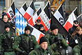 Neonazi-Aufmarsch in Wunsiedel.jpeg       -  Teilnehmer eines Aufmarsches des Neonazi-Netzwerks Freies Netz Süd in Wunsiedel, bewacht von Polizisten. In Bayern laufen 29 Disziplinarverfahren gegen Beamte wegen des Verdachts auf Rechtsextremismus oder Verschwörungsideologie.