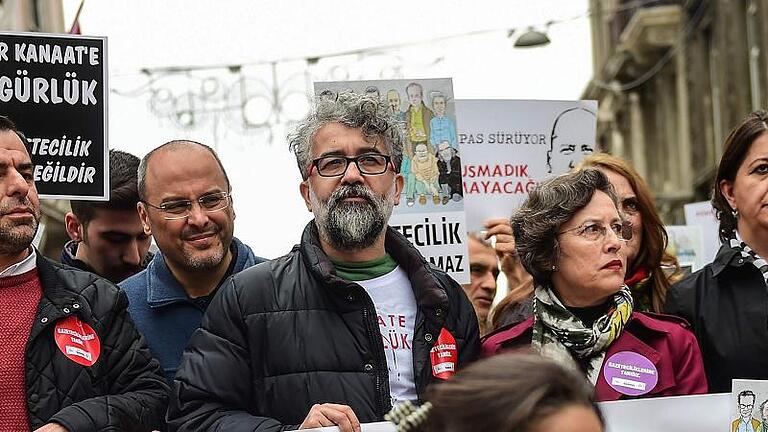 TURKEY-POLITICS-MEDIA - Erol Önderoglu (Mitte) vertritt „Reporter ohne Grenzen“ in der Türkei. Wie vielen seiner Kollegen wird ihm „Propaganda für eine terroristische Organisation“ vorgeworfen. Er wurde angeklagt. Dennoch kämpft er für Meinungsfreiheit – im Bild in Istanbul mit Vertretern der Oppositionsparteien CHP und HDP. TURKEY-POLITICS-MEDIA - Erol Önderoglu (Mitte) vertritt „Reporter ohne Grenzen“ in der Türkei. Wie vielen seiner Kollegen wird ihm „Propaganda für eine terroristische Organisation“ vorgeworfen. Er wurde angeklagt. Dennoch kämpft er für Meinungsfreiheit – im Bild in Istanbul mit Vertretern der Oppositionsparteien CHP und HDP.
