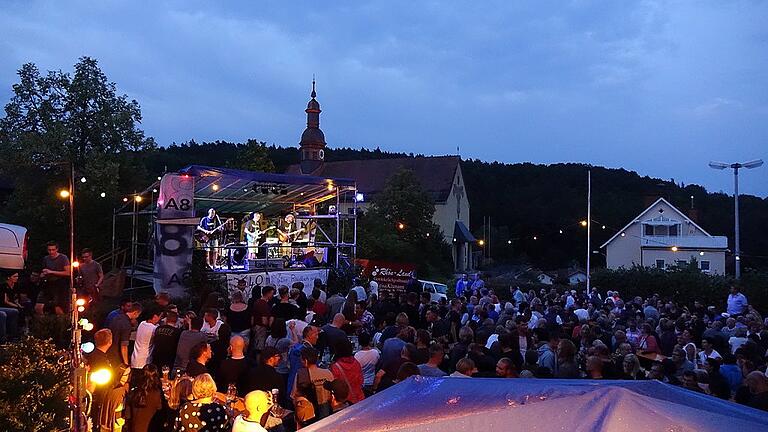 Atemberaubende Kulisse: Das allerletzte Konzert der Oehrberger Formation &bdquo;Koan Nome&rdquo; beim Schmalwasserer Clubfest sorgte für den größten Besucherandrang seit vielen Jahren auf dem Platz vor dem Gemeindehaus.