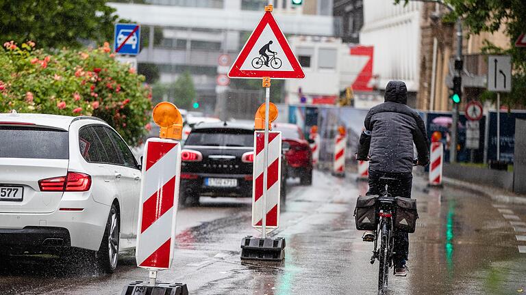 So wie hier in Stuttgart könnten Pop-Up-Radwege auch in Würzburg aussehen. Ein Dringlichkeitsantrag mehrerer Parteien scheiterte allerdings im Stadtrat.