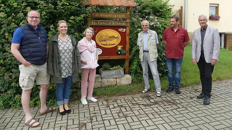 Auf dem Bild von links Urlaubsgäste Andreas, Susan, Anne und Klaus Swinka, Vermieter Peter Schmidt und Jochen Leyh, 1. Vorsitzender des Vereins für Stadtmarketing Ostheim, bei der Gästeehrung auf Schmidts Ferienhof.