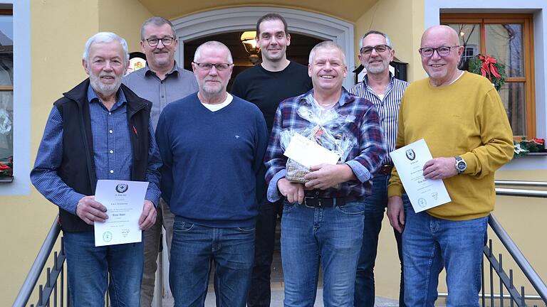 Neuer Vorstand und Geehrte: Emil Hofmann, Ernst Nickel, Norbert Kraus, Michael Hofmann, Herbert Beierlipp, Werner Feuerlein und Herbert Hofmann. Neuer Vorstand und Geehrte: Emil Hofmann, Ernst Nickel, Norbert Kraus, Michael Hofmann, Herbert Beierlipp, Werner Feuerlein und Herbert Hofmann.