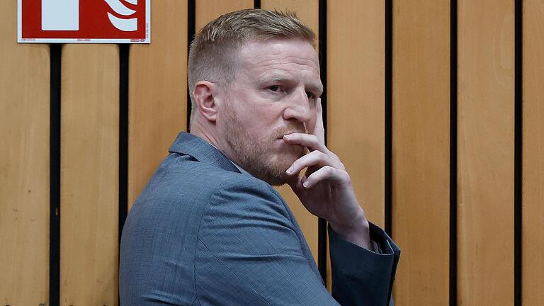 Skeptischer Blick, aber der geht nach vorne. Steffen Liebler, Geschäftsführer der Würzburg Baskets, schaut mit gemischten Gefühlen in die Zukunft. Skeptischer Blick, aber der geht nach vorne. Steffen Liebler, Geschäftsführer der Würzburg Baskets, schaut mit gemischten Gefühlen in die Zukunft.