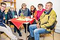 Oberbürgermeister Christian Schuchardt (links) mit Bewohnern des Heuchelhofs und Stadträtin Christiane Kerner (dritte von rechts) bei einer der Veranstaltungen.