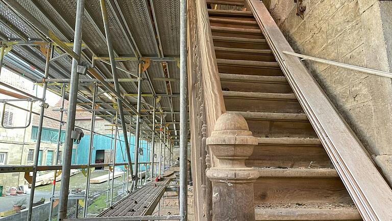 Diese gedrechselte alte Treppe hat den Brand in der Hinteren Gasse 4 fast unbeschadet überstanden. Diese gedrechselte alte Treppe hat den Brand in der Hinteren Gasse 4 fast unbeschadet überstanden. 