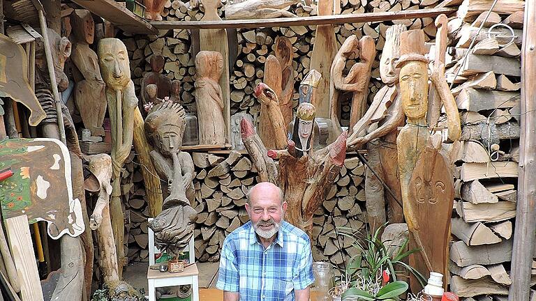 Berthold Wagner, Studiendirektor i. R. und ehemaliger Vorsitzender des Bundes Naturschutz, wird 80 Jahre alt. Seit seiner Pensionierung frönt er der Holzschnitzerei.