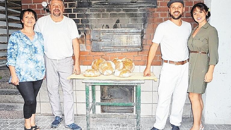 Degetsmühle in der fünften Generation       -  (mec) 30 Jahre Brot- und Feinbäckerei Degetsmühle, 20 Jahre Holzofenbrot und zehn Jahre im Ladenlokal an der Ecke Fastnachtsgasse/Mühlgasse: In diesem Jahr gilt es für Angelika und Manfred Enders gleich mehrere Jubiläen zu feiern. Zudem wurde der Laden komplett erneuert und modernisiert. Eröffnung ist am Dienstag, 14. August. Am Feiertag Mariä Himmelfahrt wird mit einem &bdquo;Tag der offenen Tür&ldquo; von 7 bis 17 Uhr die Neueröffnung gefeiert. Ein kurzer Blick zurück: Manfred Enders führt die Bäckerei Degetsmühle in fünfter Generation. 1988 übernahm er den Betrieb, der vorher eine familiengeführte Mehlmühle mit angeschlossener Bäckerei war. &bdquo;Die Bauern brachten ihre Getreideernte und erhielten im Umtausch Brot&ldquo;, erklärte er die Geschichte des Familienbetriebes. Schon als Manfred Enders ein Bub war stand fest, dass er eines Tages das Bäckerhandwerk erlernen wird. Sein Großvater hatte ihn dann auch beim Bäcker Voll in Bischofsheim in die Lehre gegeben. Nach dem Wehrdienst und der Meisterschule in München ging der Betrieb auf Manfred Enders über, dem von Anfang an seine Frau Angelika zur Seite stand. In der Anfangszeit buk er das Brot in einem Steinbackofen in Haselbach. Sein Vater Karl Enders stand ihm dabei zur Seite. &bdquo;Wir haben den Brotteig in der Backstube in Bischofsheim hergestellt und nach Haselbach transportiert. Das war sehr umständlich&ldquo;, erinnert sich Manfred Enders.  Das Bild zeigt von links: Angelika und Manfred Enders, Sohn Christian und seine Ehefrau Marlen Enders.