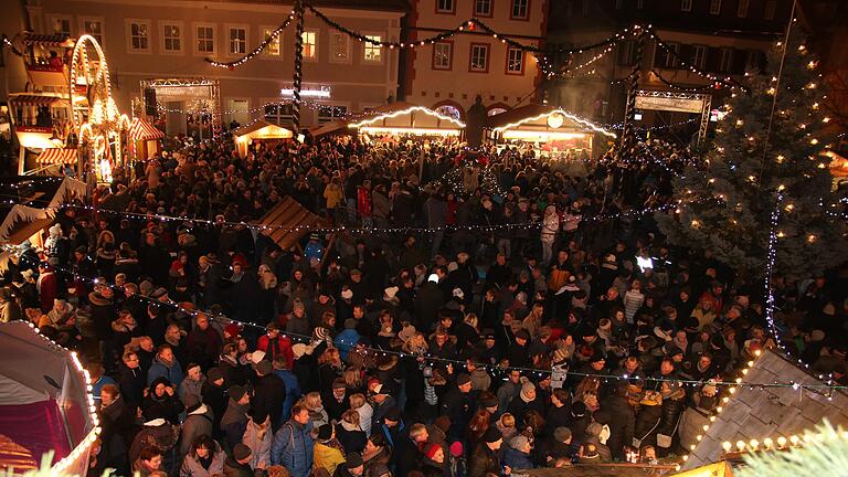 Das Winterdorf in der Volkacher Altstadt zog von Neujahr bis Dreikönig gesellige Menschen und Familien an wie ein Magnet. Über 10 000 Leute vergnügten sich in den sechs Winterzaubertagen auf der unterhaltsamen Partymeile vor dem Rathaus. Das Winterdorf in der Volkacher Altstadt zog von Neujahr bis Dreikönig gesellige Menschen und Familien an wie ein Magnet. Über 10 000 Leute vergnügten sich in den sechs Winterzaubertagen auf der unterhaltsamen Partymeile vor dem Rathaus.