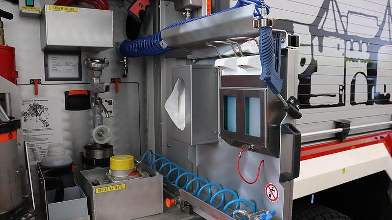 Hier ist im Löschfahrzeug ein Hygieneboard eingerichtet, an dem erste Reinigungen erfolgen. Hier ist im Löschfahrzeug ein Hygieneboard eingerichtet, an dem erste Reinigungen erfolgen.
