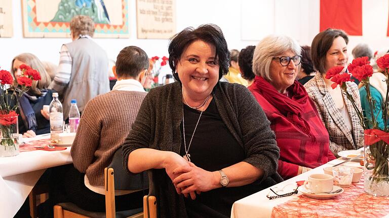 Schwanfelds Bürgermeisterin Lisa Krein freut sich über das große Interesse am Frauenfrühstück, zu dem sie anlässlich des Internationalen Frauentags eingeladen hatte. Auch die Gleichstellungsbeauftragte des Landkreises Schweinfurt, Ute Suckfüll war gekommen. Schwanfelds Bürgermeisterin Lisa Krein freut sich über das große Interesse am Frauenfrühstück, zu dem sie anlässlich des Internationalen Frauentags eingeladen hatte. Auch die Gleichstellungsbeauftragte des Landkreises Schweinfurt, Ute Suckfüll war gekommen.