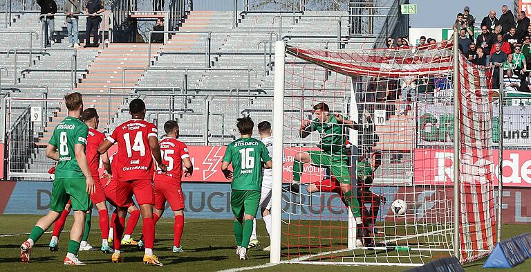 Würzburger Standardstärke: Peter Kurzweg (verdeckt) trifft zum 2:0 für die Rothosen. Würzburger Standardstärke: Peter Kurzweg (verdeckt) trifft zum 2:0 für die Rothosen.
