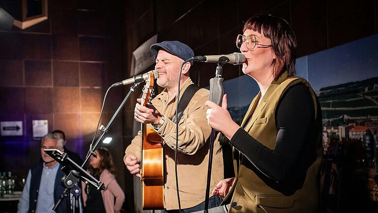 Schon bei der Nacht der offenen Weinkeller im vergangenen November spielte 'Famos.', im Bild Conny Morath und Stephan Schmitt, in der Kelterhalle des Bürgerspital-Weinguts in der Würzburger Theaterstraße. Und auch beim Kelterhallen-Weinfest Anfang April sind sie dort mit größerer Besetzung zu Gast. Schon bei der Nacht der offenen Weinkeller im vergangenen November spielte 'Famos.', im Bild Conny Morath und Stephan Schmitt, in der Kelterhalle des Bürgerspital-Weinguts in der Würzburger Theaterstraße. Und auch beim Kelterhallen-Weinfest Anfang April sind sie dort mit größerer Besetzung zu Gast.
