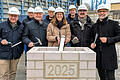 Bei der Grundsteinlegung (von links): Bauunternehmer Peter Heil, Landrat Thomas Bold, stellvertretende Verwaltungsleiterin Sabrina Schäfer, Bürgermeister Harald Hofmann und Architekt Herbert Osel.