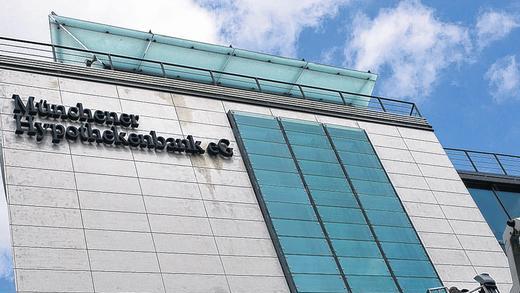 Durchgefallen: Die Münchener Hypothekenbank hatte als einzige deutsche Bank den Stresstest der Europäischen Zentralbank auf Grundlage der Zahlen von 2013 nicht bestanden. Jetzt wurde nachgebessert. Durchgefallen: Die Münchener Hypothekenbank hatte als einzige deutsche Bank den Stresstest der Europäischen Zentralbank auf Grundlage der Zahlen von 2013 nicht bestanden. Jetzt wurde nachgebessert.
