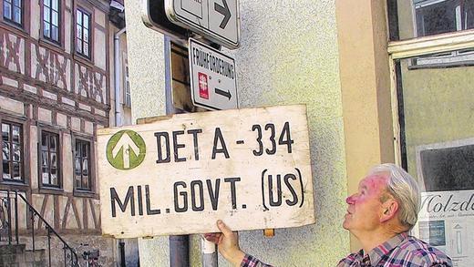 Relikt aus der Besatzungszeit: Dieses Hinweisschild auf die US-Militärregierung im heutigen VG-Gebäude hat Hans Koppelt aufbewahrt.