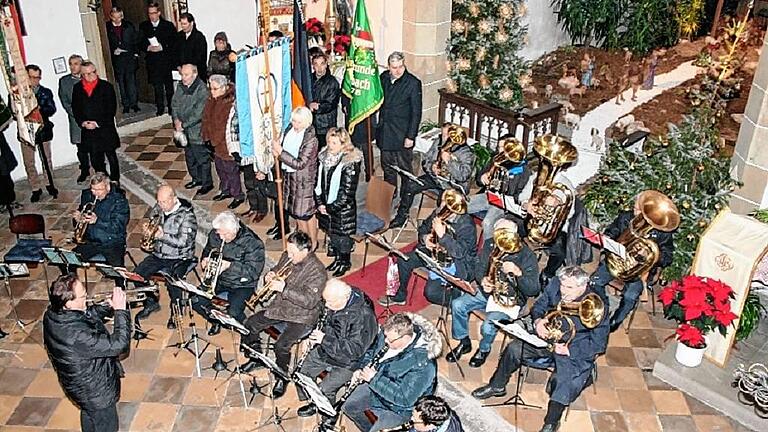 Die Dettelbacher Musikanten ließen es sich nicht nehmen, den Abschiedsgottesdienst für die Franziskaner musikalisch mit zu gestalten. Die Orgel spielte, wie schon seit Jahrzehnten, Gabriele Reißmann. Einige Dettelbacher Vereine schickten auch ihre Fahnenabordnungen. Die Dettelbacher Musikanten ließen es sich nicht nehmen, den Abschiedsgottesdienst für die Franziskaner musikalisch mit zu gestalten. Die Orgel spielte, wie schon seit Jahrzehnten, Gabriele Reißmann. Einige Dettelbacher Vereine schickten auch ihre Fahnenabordnungen.