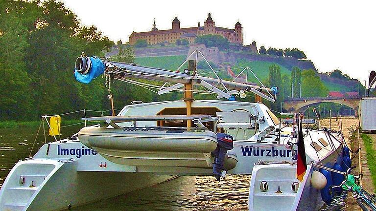 Vor dem Start: der selbst gebaute Katamaran der Stöckers. In Würzburg verabschiedeten sie sich 2007 von Familie und Freunden.