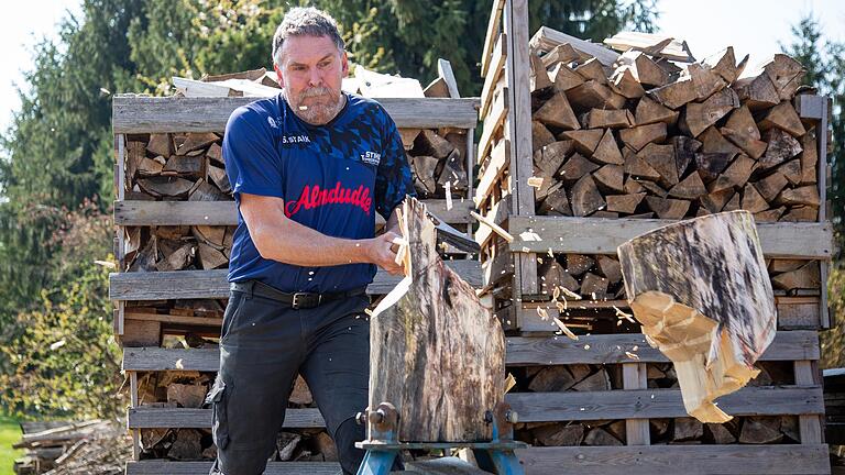 Auf seinem Trainingsplatz in Gramschatz (Lkr. Würzburg) lässt Stefan Stark das Holz krachen. Bei den Wettkämpfen müssen Sportholzfäller sowohl im Hacken als auch im Sägen bestehen. Auf seinem Trainingsplatz in Gramschatz (Lkr. Würzburg) lässt Stefan Stark das Holz krachen. Bei den Wettkämpfen müssen Sportholzfäller sowohl im Hacken als auch im Sägen bestehen.