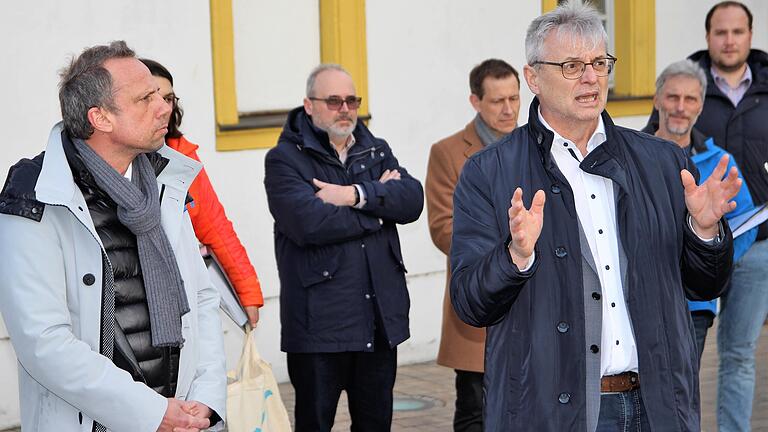 Der Leiter des Wasserwirtschaftsamts Aschaffenburg, Friedrich Altmann (rechts). gab in Stadtschwarzach den aktuellen Planungsstand bekannt. Auch Umweltminister Thorsten Glauber (links) lauschte seinen Worten. Der Leiter des Wasserwirtschaftsamts Aschaffenburg, Friedrich Altmann (rechts). gab in Stadtschwarzach den aktuellen Planungsstand bekannt. Auch Umweltminister Thorsten Glauber (links) lauschte seinen Worten.