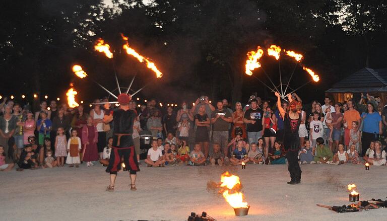 Staunend verfolgten zahlreiche Besucher die Feuershow