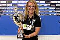 Anika Kleinlein mit dem Pokal für den dritten Platz mit der deutschen U17-Auswahl bei der Juniorinnen-Europameisterschaft 2023 in Montenegro.