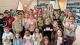 Cindy Paulus und die beiden Klassen 2c und 3aG mit ihren Lehrerinnen bei der Gutscheinübergabe.       -  Cindy Paulus und die beiden Klassen 2c und 3aG mit ihren Lehrerinnen bei der Gutscheinübergabe.