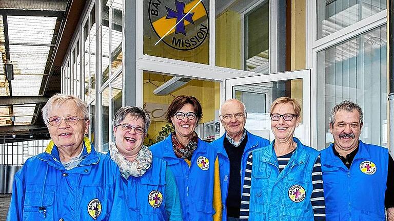 Hilfe für die Reisenden bieten Erika Holzapfel (Bild von links), Ingeborg Götz, Susanne Brand, Rudolf Steiche, Ingeborg Fuchs und Elmar Rachle.