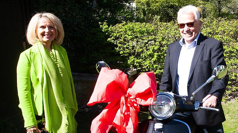 Tamara Bischof gratuliert Wolfram Beha zum 70. Geburtstag. Tamara Bischof gratuliert Wolfram Beha zum 70. Geburtstag.