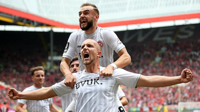 Torschütze Tobias Kraulich (vorne) und David Kopacz bejubeln den Treffer zum 1:0 für die Kickers. Am Ende siegten die Würzburger beim 1. FC Kaiserslautern mit 2:0. Torschütze Tobias Kraulich (vorne) und David Kopacz bejubeln den Treffer zum 1:0 für die Kickers. Am Ende siegten die Würzburger beim 1. FC Kaiserslautern mit 2:0.