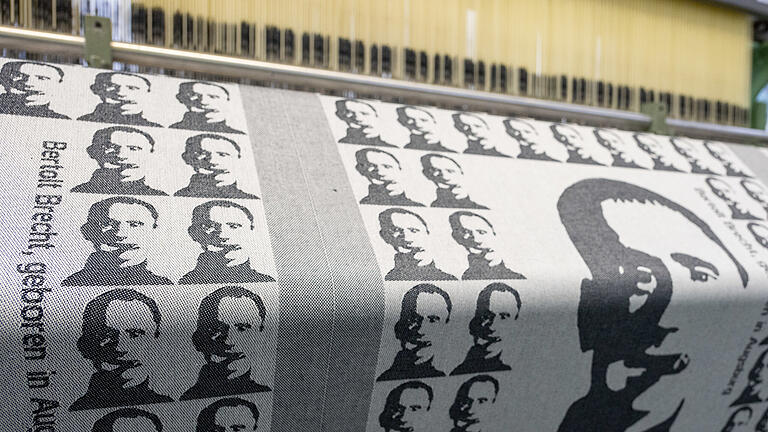 Illustrationen zu Bertolt Brechts 125. Geburtstag - Auf einem Webstuhl im Augsburger Textil-und Industriemuseum wird ein Handtuch mit dem Konterfei von Bertolt Brecht gewoben, mit dem auf den 125. Geburtstag Brechts hingewiesen wird. Illustrationen zu Bertolt Brechts 125. Geburtstag - Auf einem Webstuhl im Augsburger Textil-und Industriemuseum wird ein Handtuch mit dem Konterfei von Bertolt Brecht gewoben, mit dem auf den 125. Geburtstag Brechts hingewiesen wird.