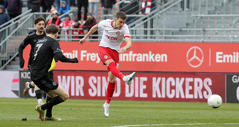 Starker Auftakt: Maximilian Zaiser zieht ab und trifft zum 1:0 Starker Auftakt: Maximilian Zaiser zieht ab und trifft zum 1:0 
