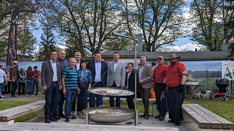 Der neue Grillplatz der Gemeinde Sennfeld wurde an der Sport- und Freizeitanlage seiner Bestimmung übergeben.